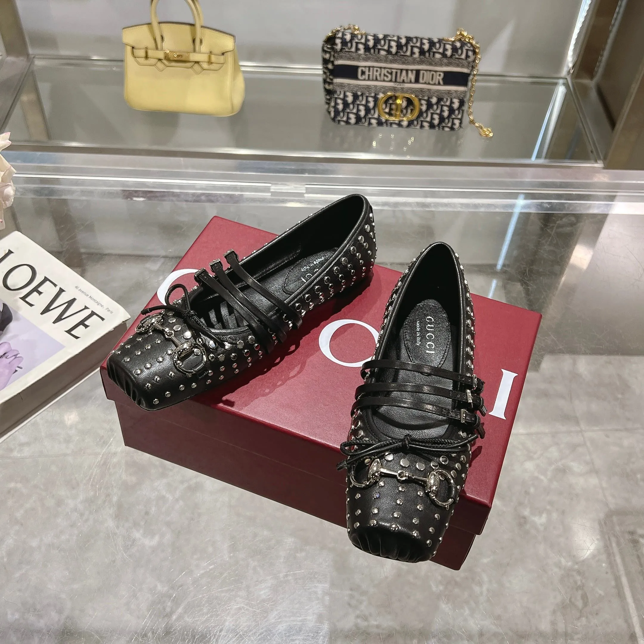 👟👟Ex-factory price 620👟👟 Gucci Horsebit series women's ballet flats. This iconic horsebit ballet flats features a square toe design and elegant bow details, paying tribute to the traditional ballet shoe style. This piece is crafted from Gucci ankh leather and embellished with a light gold-tone horsebit buckle. A 'sacchetto' construction with a soft, padded insole provides a great fit. ✅Size: 35-42 (customized for 40-42) ✅Sole material: Imported Italian genuine leather sole ✅Packaging: Brand new red box packaging